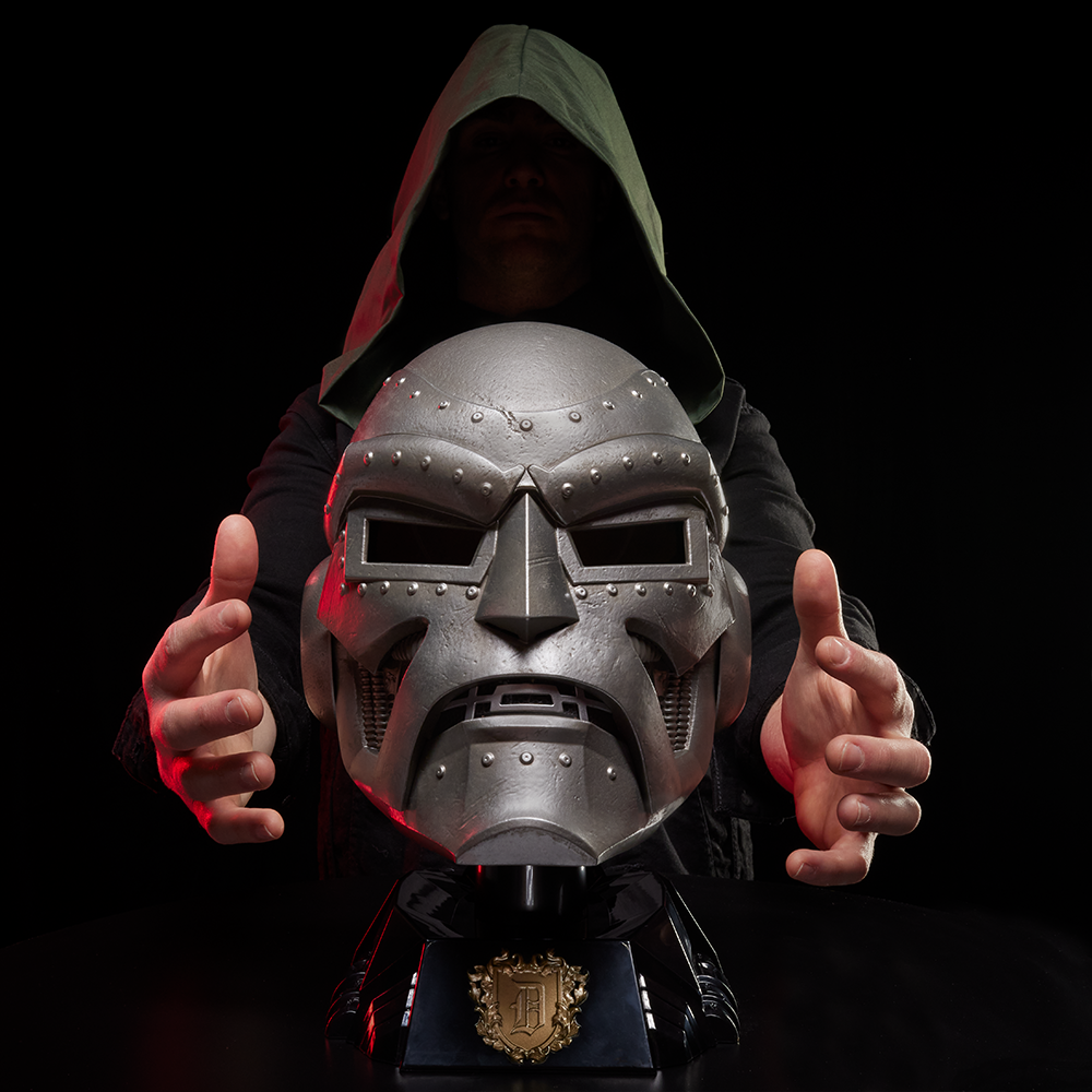 Figura Doctor Doom's Classic Helmet - Marvel Legends - Hasbro